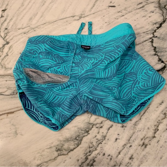 Patagonia Women’s Wavefarer Board Shorts. Size 2.  Great condition! - Picture 9 of 12